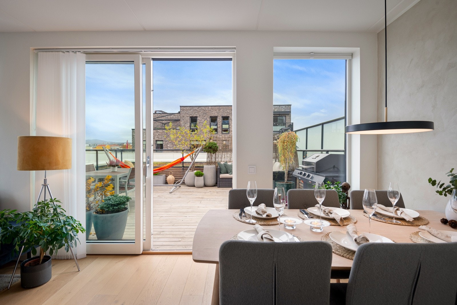 Spiseplass med fin plassering i tilknytning til terrassen. Galleribilde