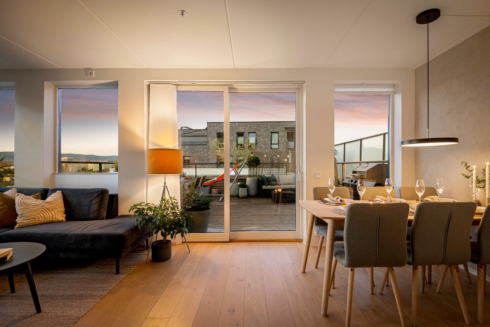 Store vindusflater slipper inn rikelig med dagslys i leiligheten. Galleribilde