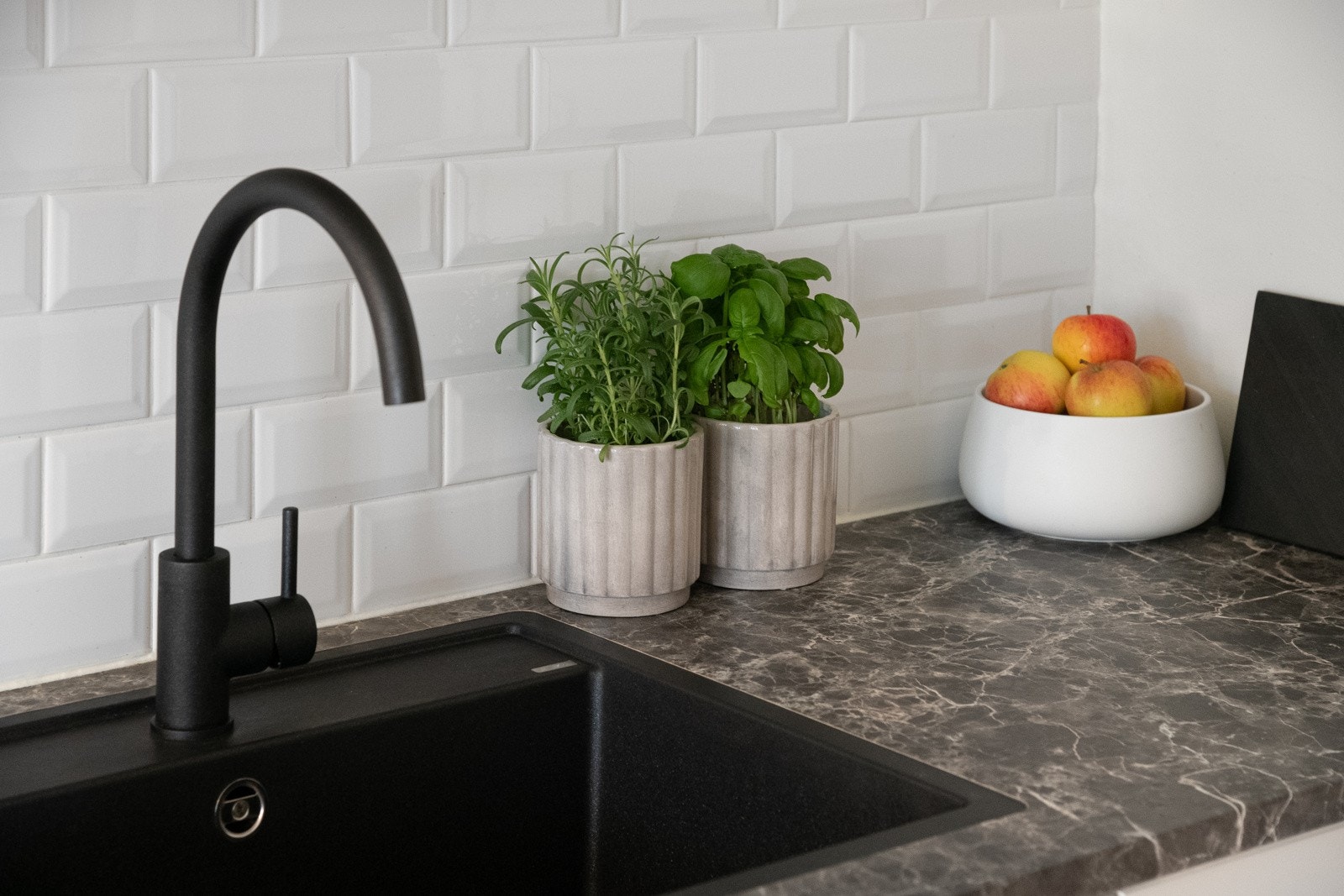 Vask og oppvaskkum i moderne stil, samt integrerte hvitevarer. Galleribilde