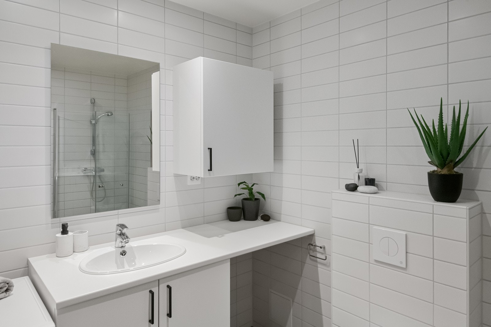 Pen innredning med skap, speil, benkeplate i laminat og servant. Galleribilde