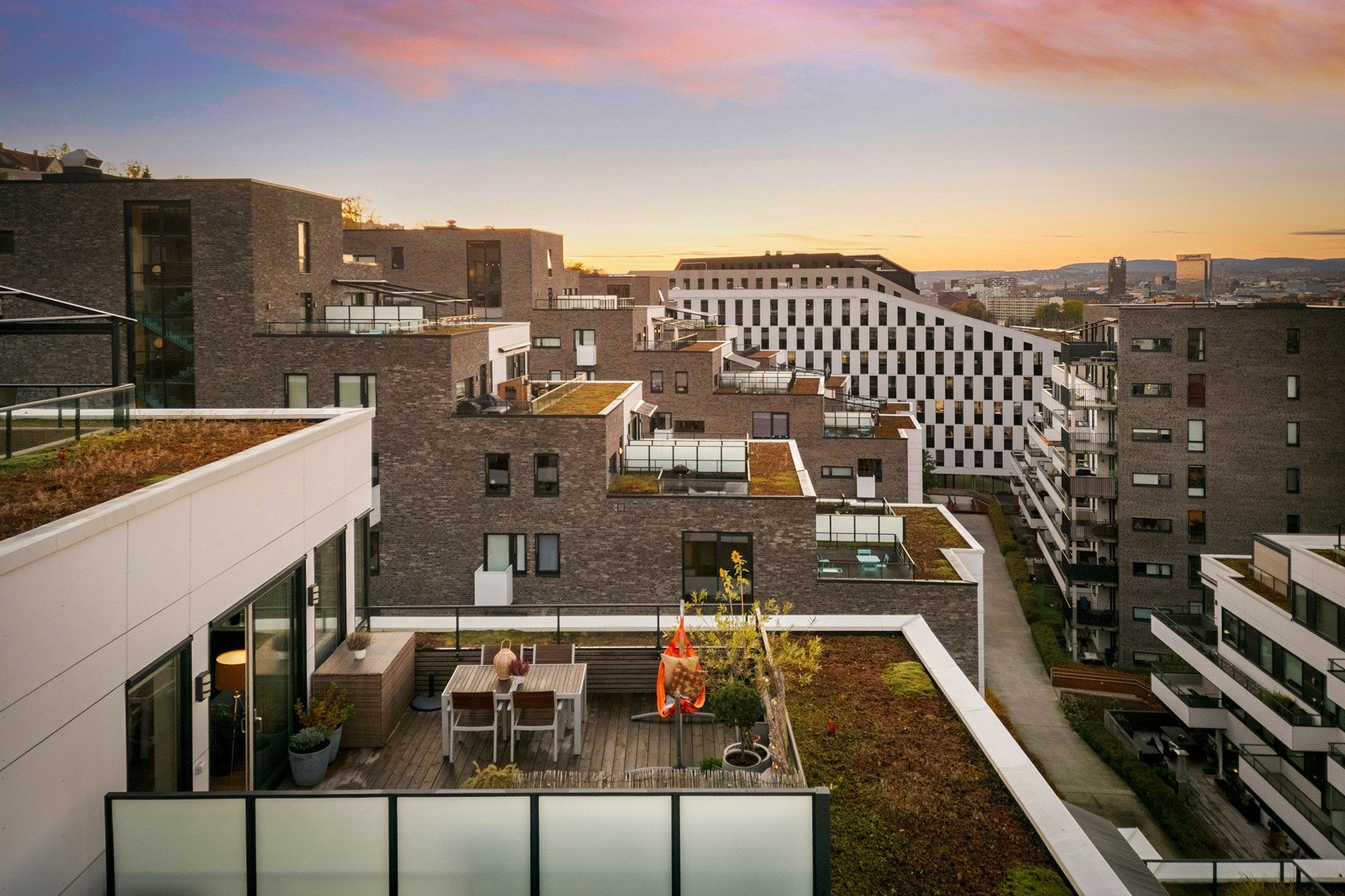 Nydelig utsikt mot Oslo, medfølgende garasjeplass og gode solforhold. Galleribilde