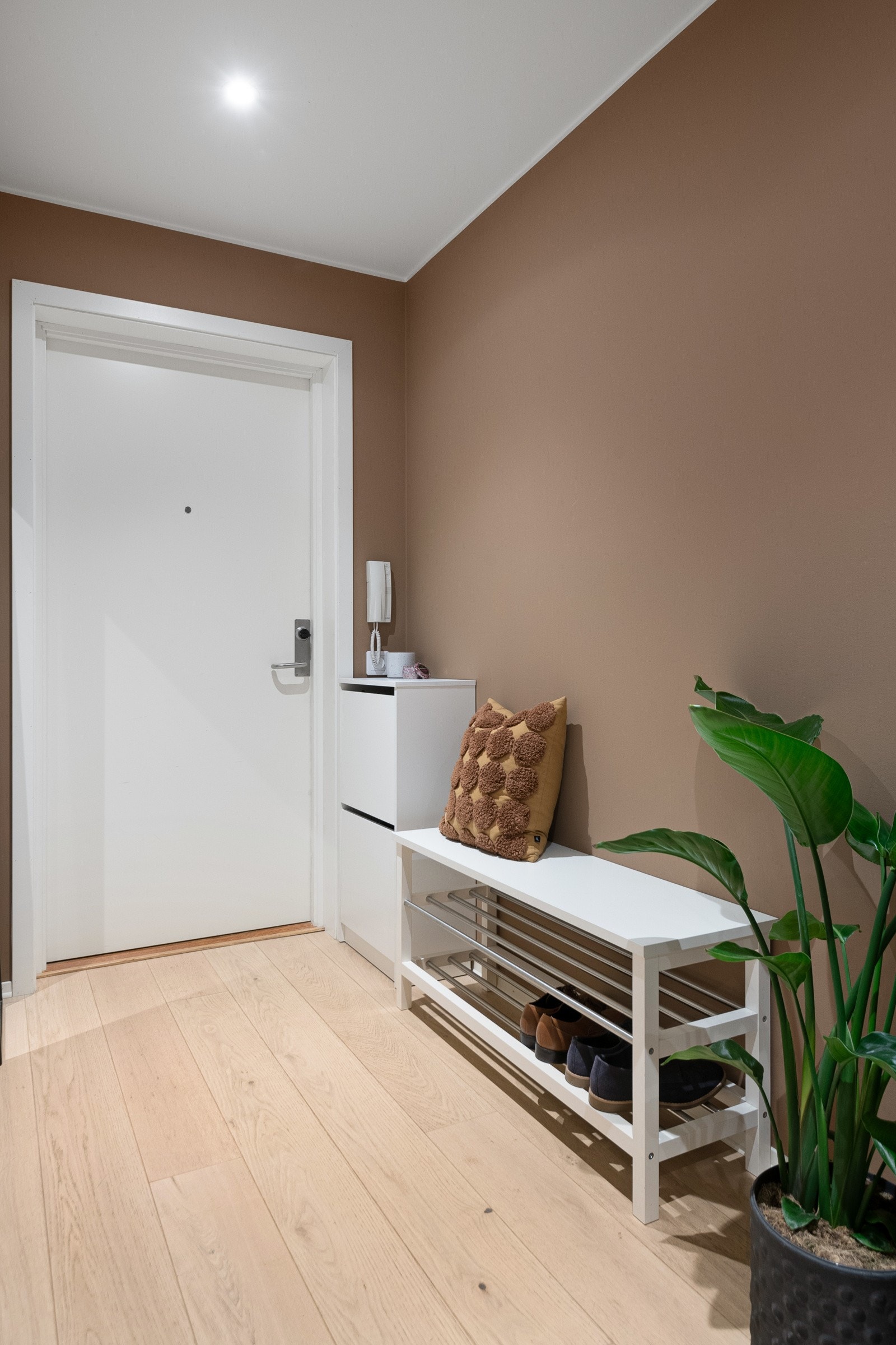 Downlights i tak med dimmer og dørcalling for å enkelt slippe inn gjester fra bakkeplan. Galleribilde