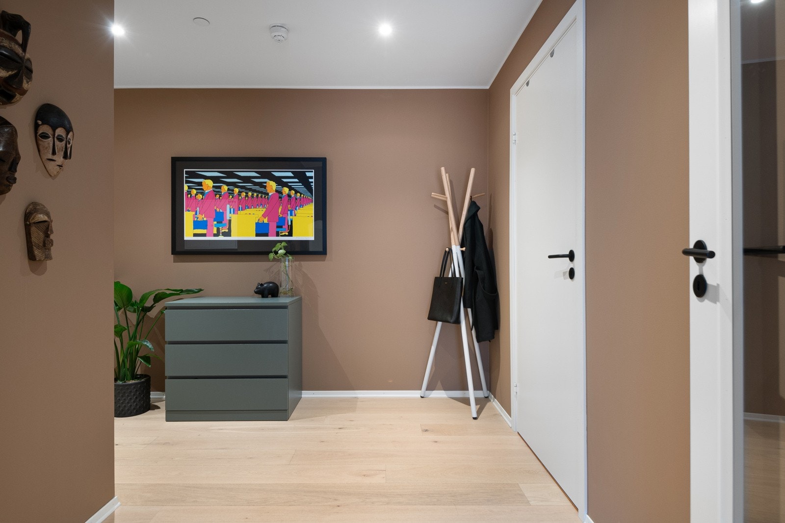 Gangen er malt i moderne farger og har god plass til garderobeløsning. Galleribilde