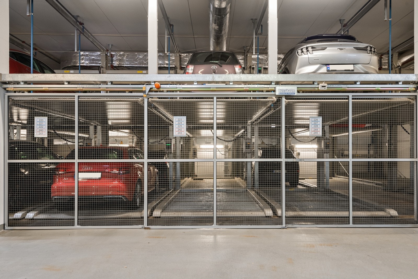 Det medfølger garasjeplass med elbillader i lukket anlegg. Plassen ligger på fremre rad og går kun horisontalt. Plassen er rask og hente frem. Galleribilde