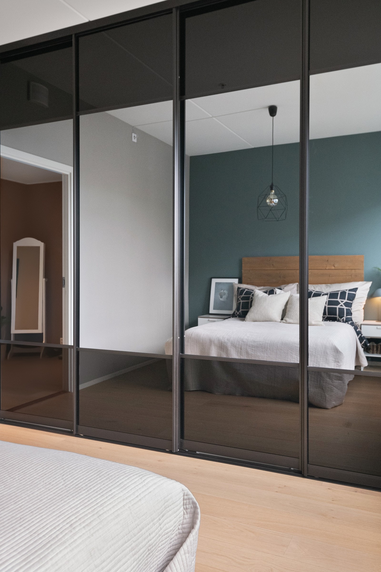 Lekker utførelse på garderoben med mye lagringsplass. Galleribilde