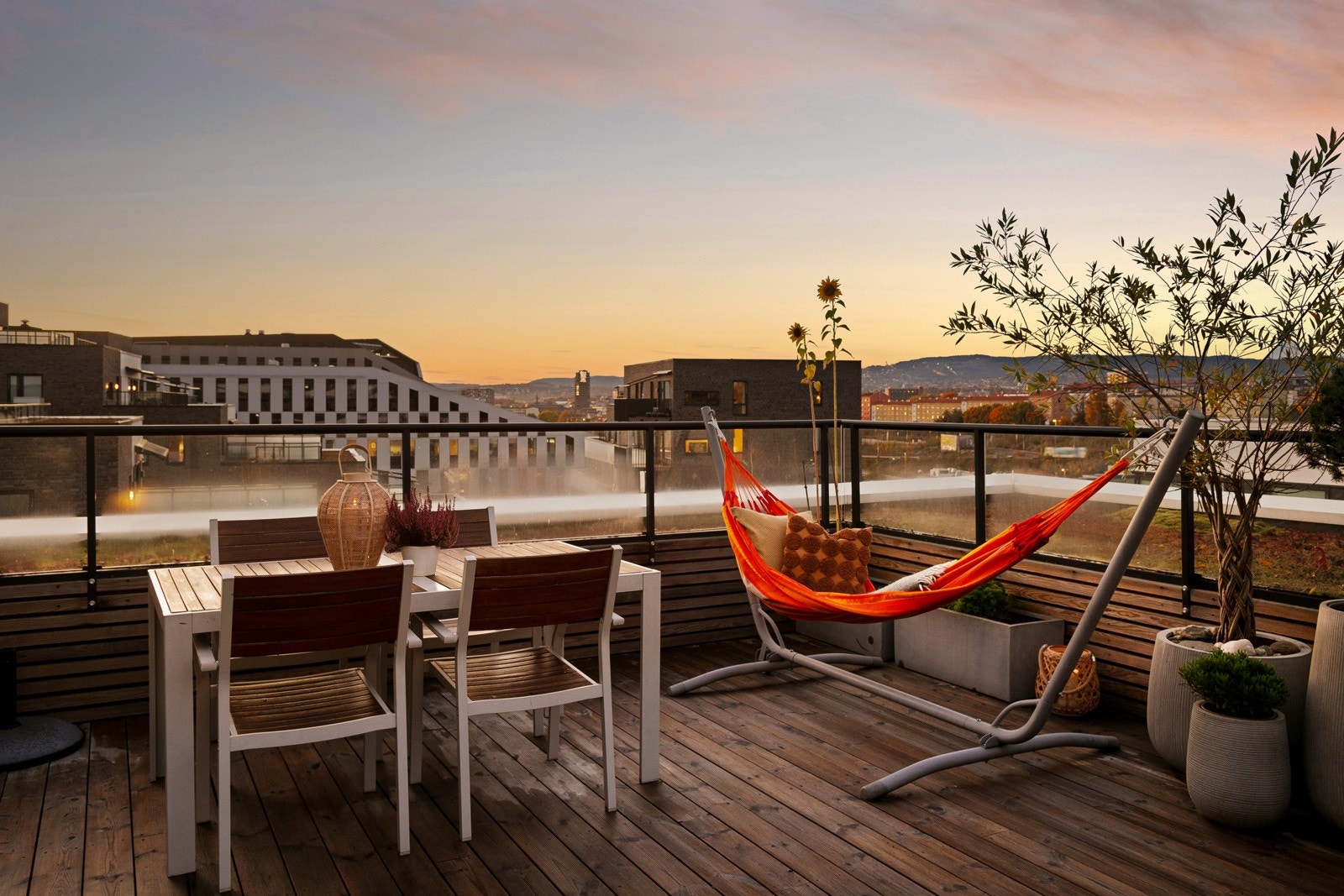 Utsikten fra takterrassen mot sentrum, her har du solen til den går ned på sommeren. Galleribilde