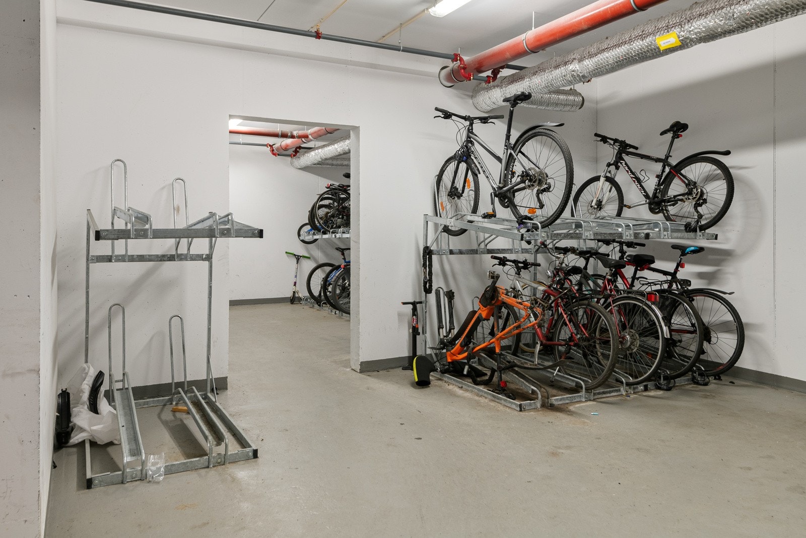 Leiligheten har tilgang til sykkelbod, felles takterrasse og pent opparbeidet utendørs område. Galleribilde