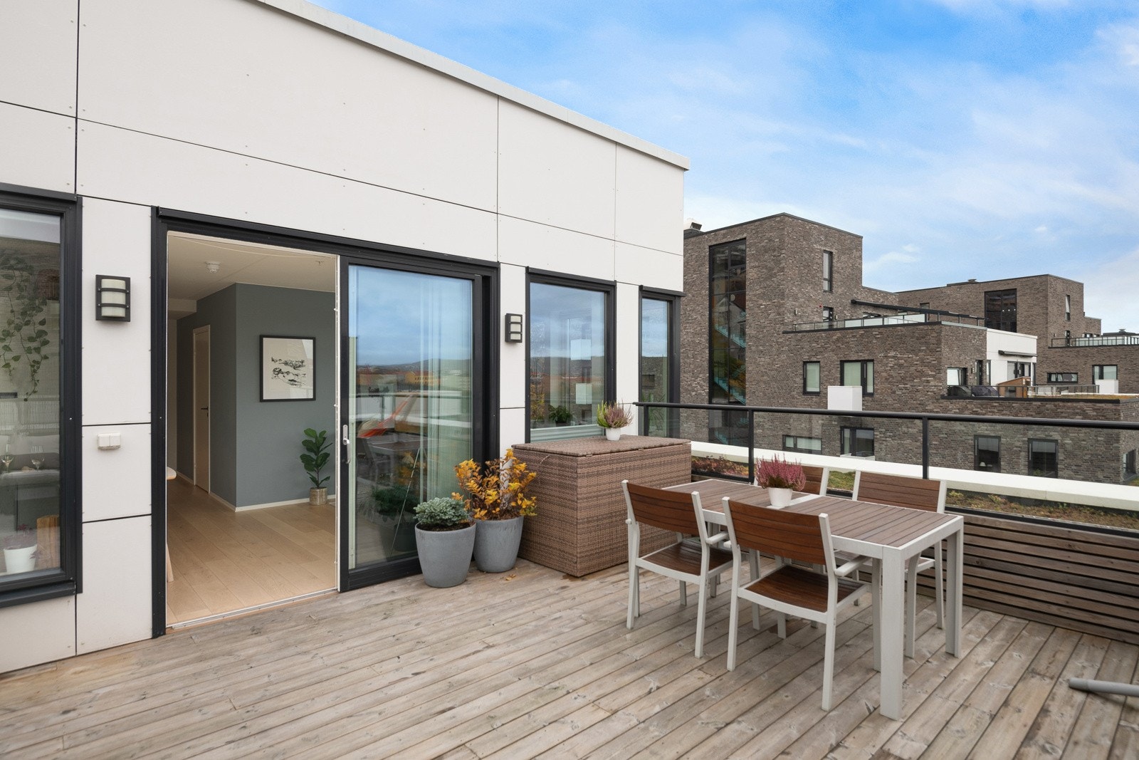 På varme sommerdager er det herlig å åpne opp glassdørene og slippe sommeren inn! Galleribilde