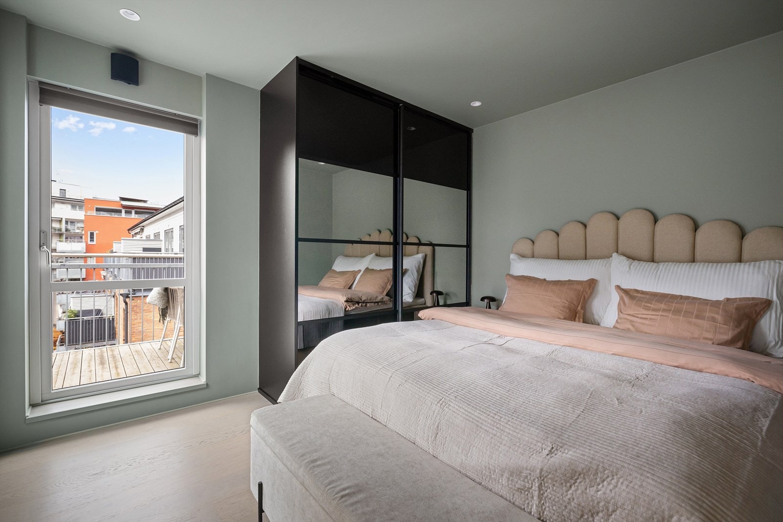 Romslig og innbydende hovedsoverom med utgang til balkong. Galleribilde