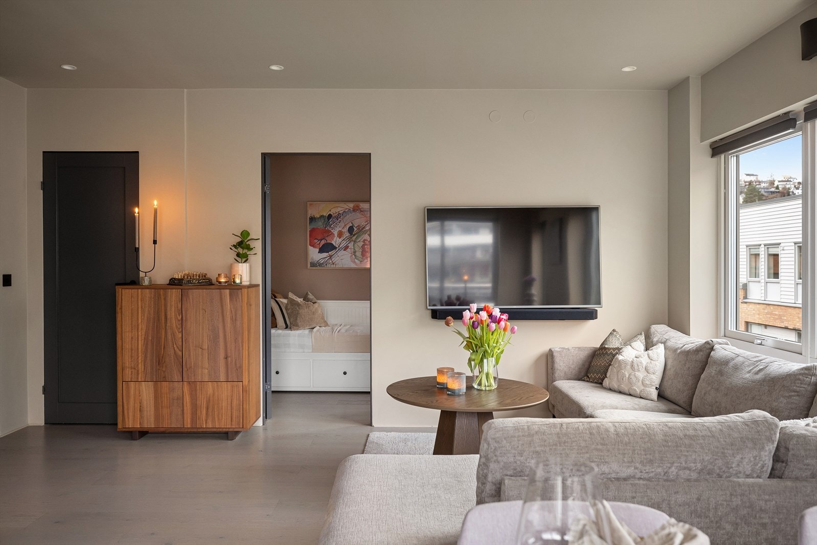 Planløsningen i rommet er svært god, med flere naturlige innredningsalternativer. Galleribilde