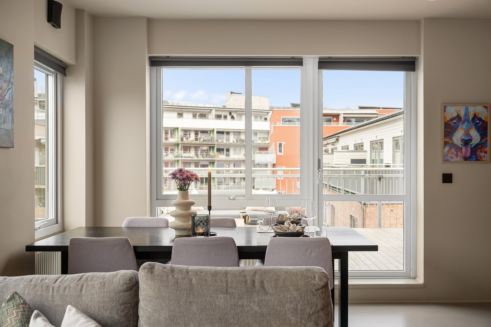 Leiligheten ligger i 7. etasje, og inneholder entré, kjøkken, stue, bad, innvendig bod og to soverom. Galleribilde