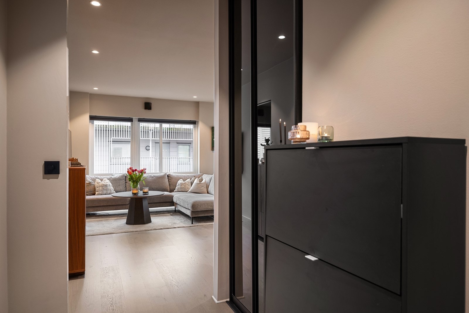 I gangen er det skyvedørsgarderobe for oppbevaring av sko og yttertøy. Skapet er fra Skapnett, og ble montert i 2021. Galleribilde