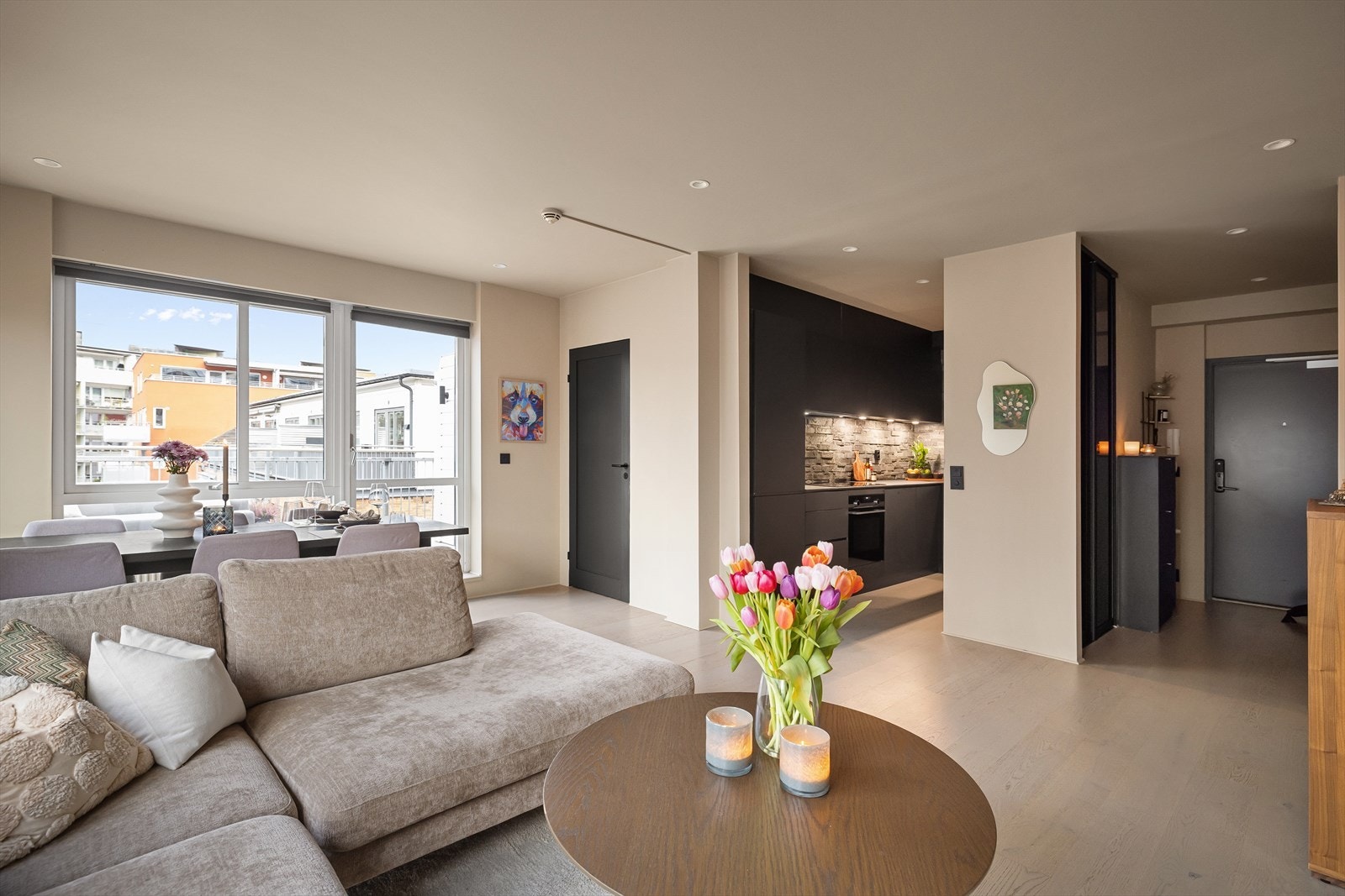 Hit kan du flytte rett inn! Leiligheten er i stor grad oppgradert i senere tid, og oppleves moderne og velholdt. Galleribilde