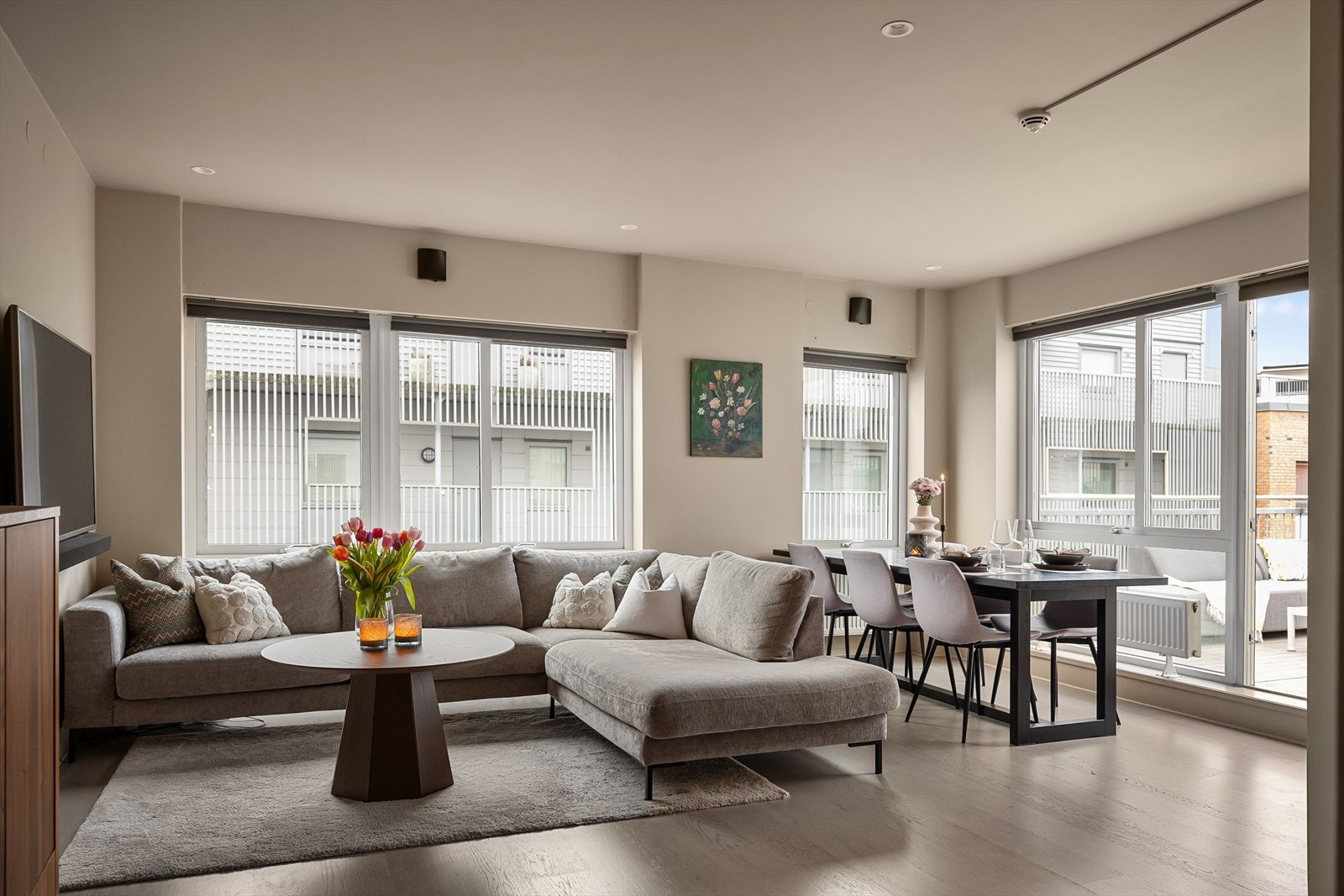 Store vindusflater, i flere himmelretninger, sørger for godt lysinnslipp og bidrar til god romfølelse. Galleribilde