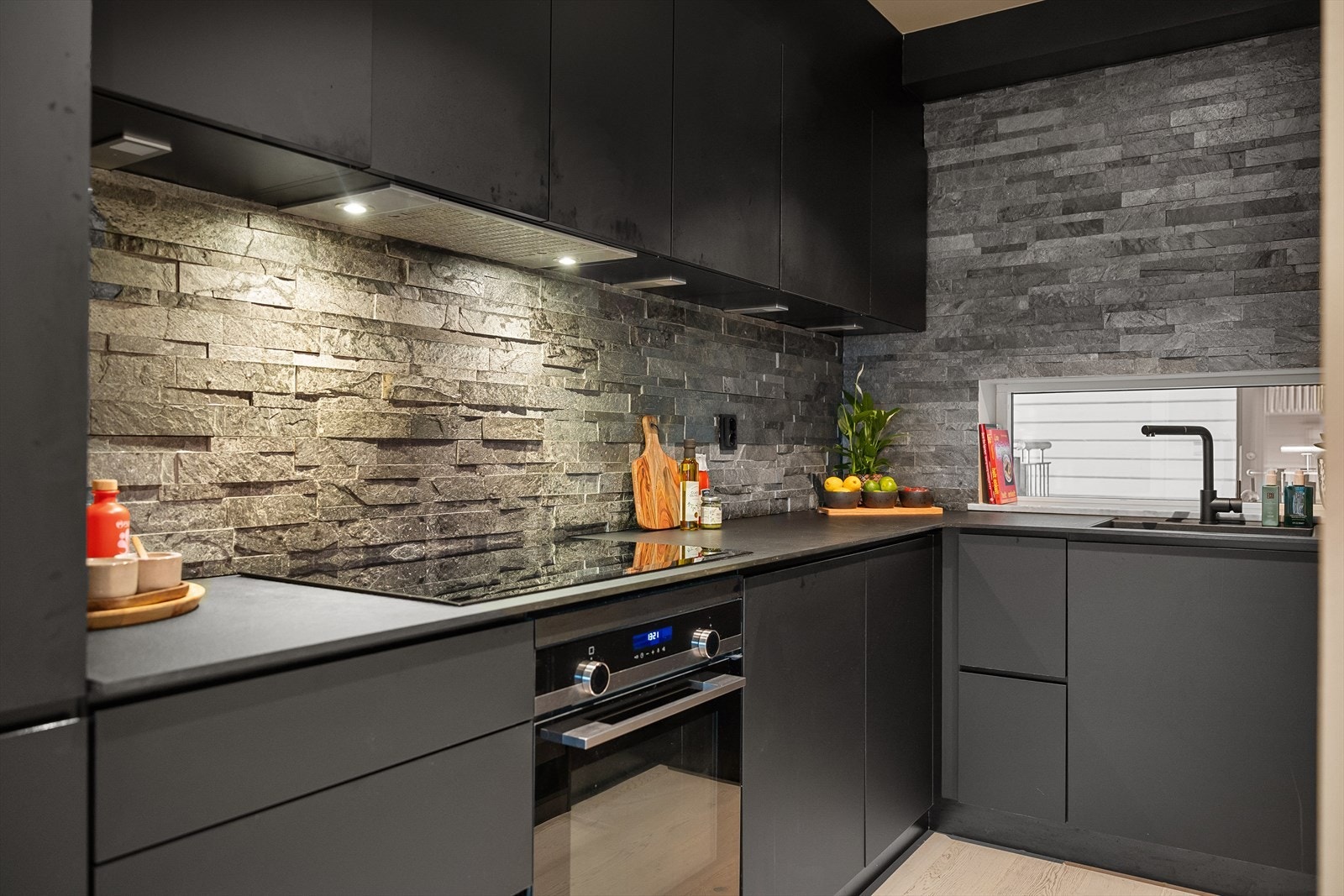 Kjøkkenet har integrerte hvitevarer som består av stekeovn, induksjonstopp, oppvaskmaskin, vinskap og kjøle-/fryseskap. Galleribilde