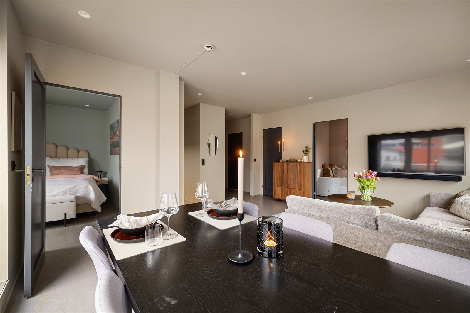 Leiligheten har stilrene og lyse overflater fra 2020/22 med en-stavs eikeparkett og behagelige fargevalg. Galleribilde