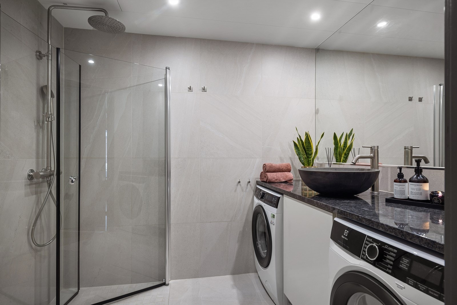 Lekkert baderom som ble oppgradert med flis på flis og ny baderomsinnredning i 2019. Galleribilde