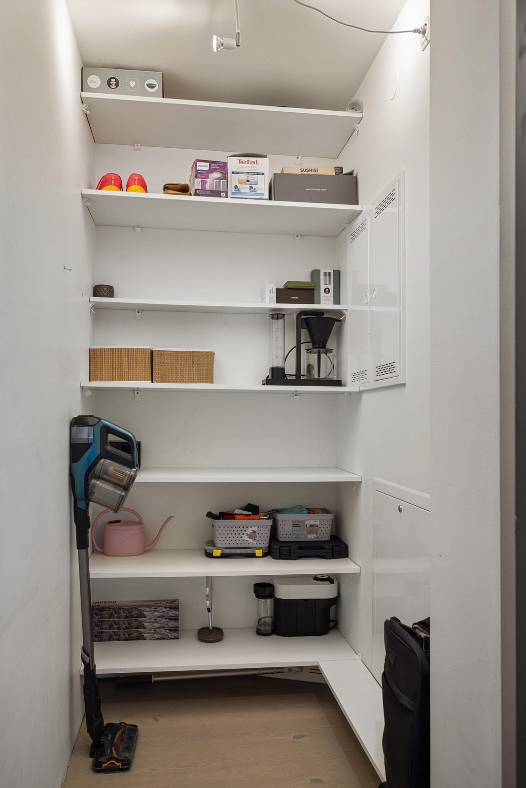 Innvendig bod sikrer godt med ekstra lagringsplass. I tillegg disponerer leiligheten en kjellerbod. Galleribilde