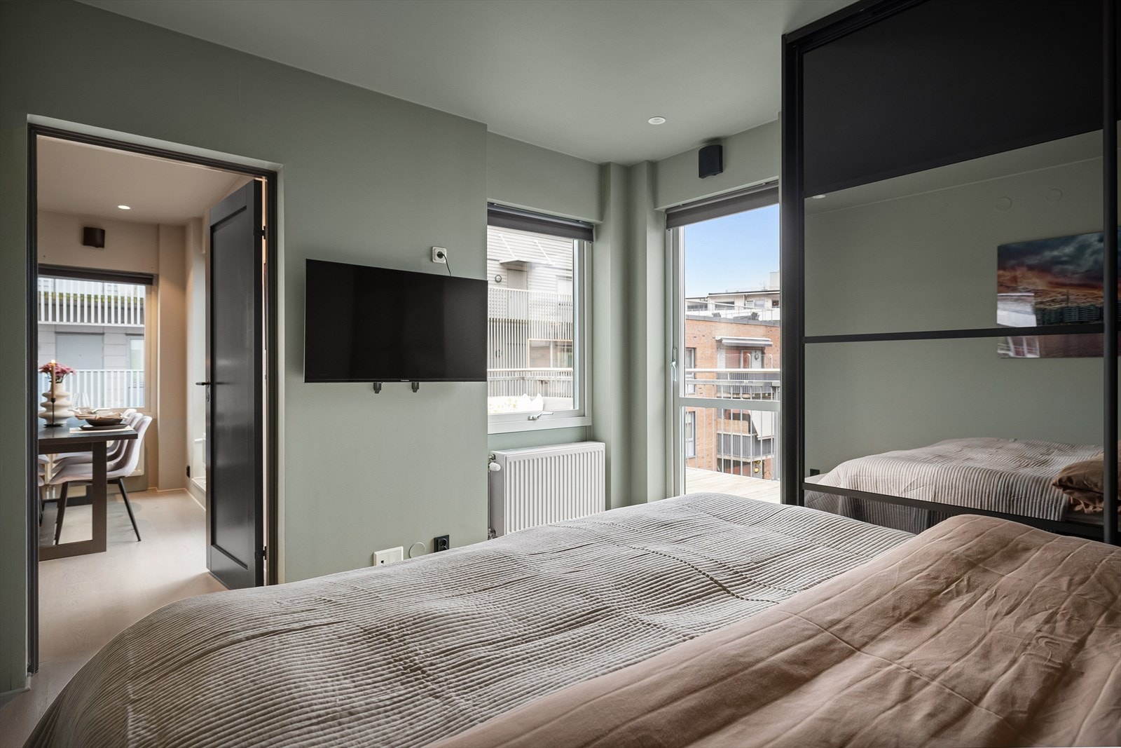 Rommet er malt i en behagelig grønnfarge, og store vindusflater sikrer godt med lys og luft. Galleribilde