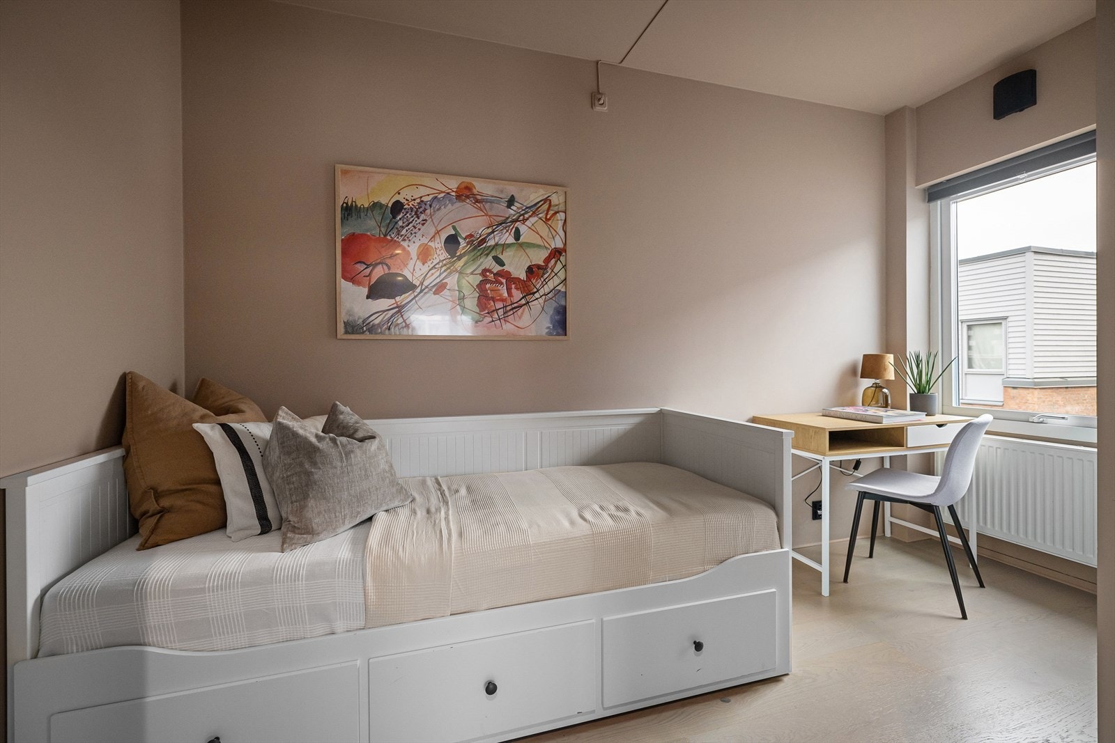 Leilighetens andre soverom er også av god størrelse med god plass til seng, nattbord, skrivebord og garderobeløsning. Galleribilde