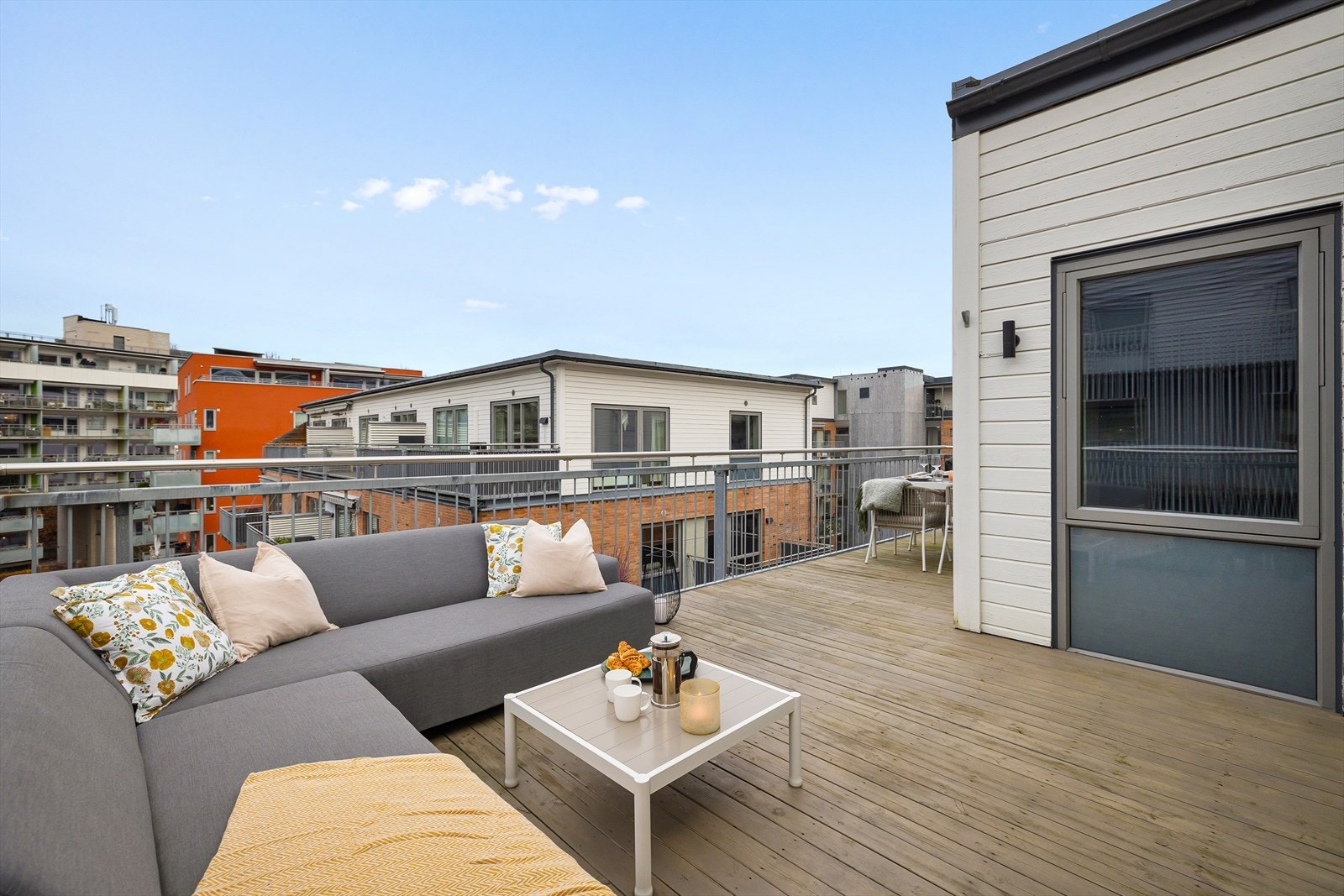 En delikat, moderne og gjennomført 3-roms topp- og hjørneleilighet beliggende i Kværnerbyen. Galleribilde