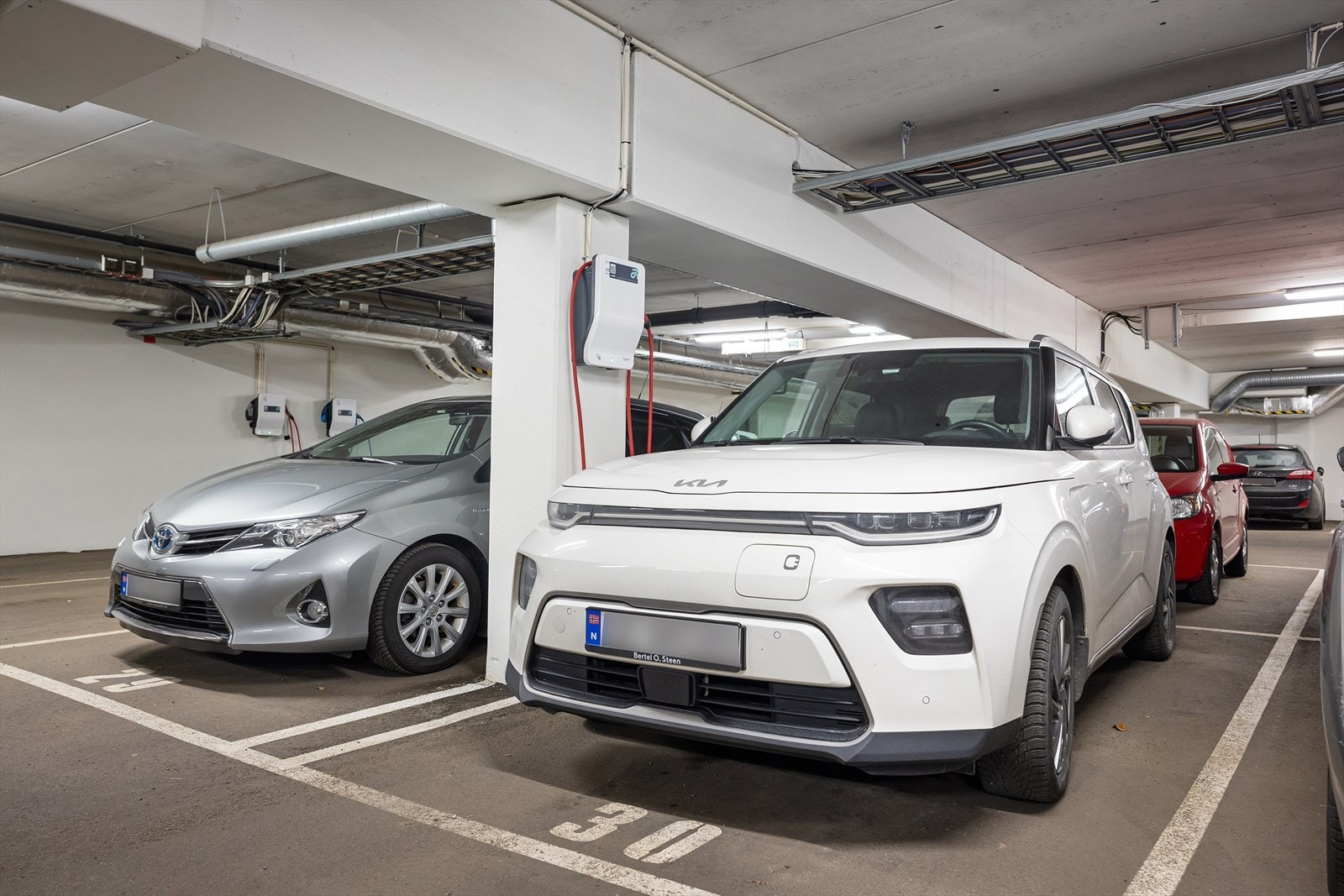 Leiligheten disponerer parkeringsplass med lader i felles garasjeanlegg. Galleribilde