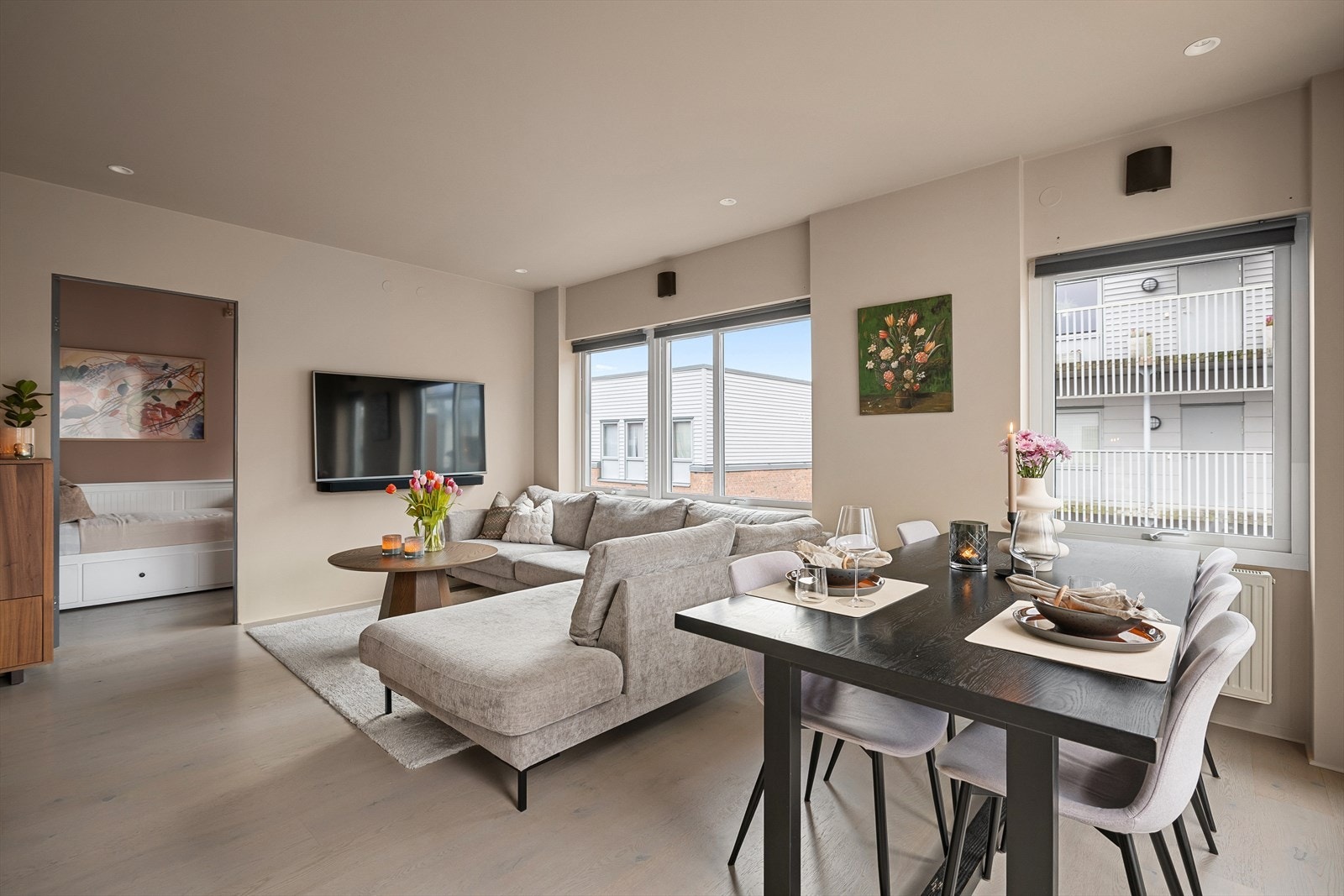 Svært luftig stue med god plass til sofagruppe med tilhørende stuemøblement og spisebord. Galleribilde