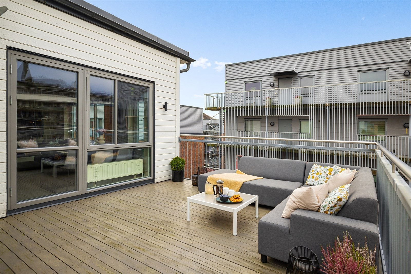 Her kan du nyte solen fra morgen til kveld på sommerstid. Galleribilde