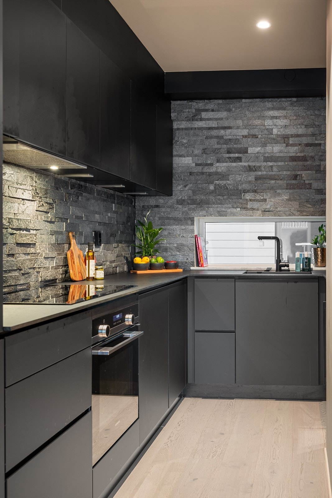 Kjøkkenet er godt utnyttet med godt med skap- og benkeplass. Galleribilde