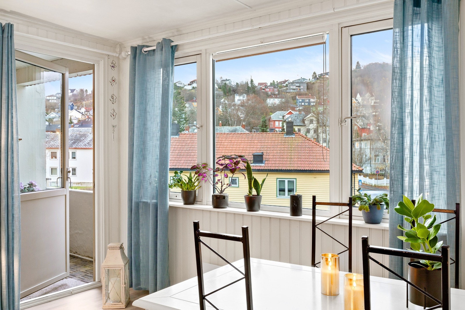 Flere vindusflater gir rikelig med dagslys. Galleribilde