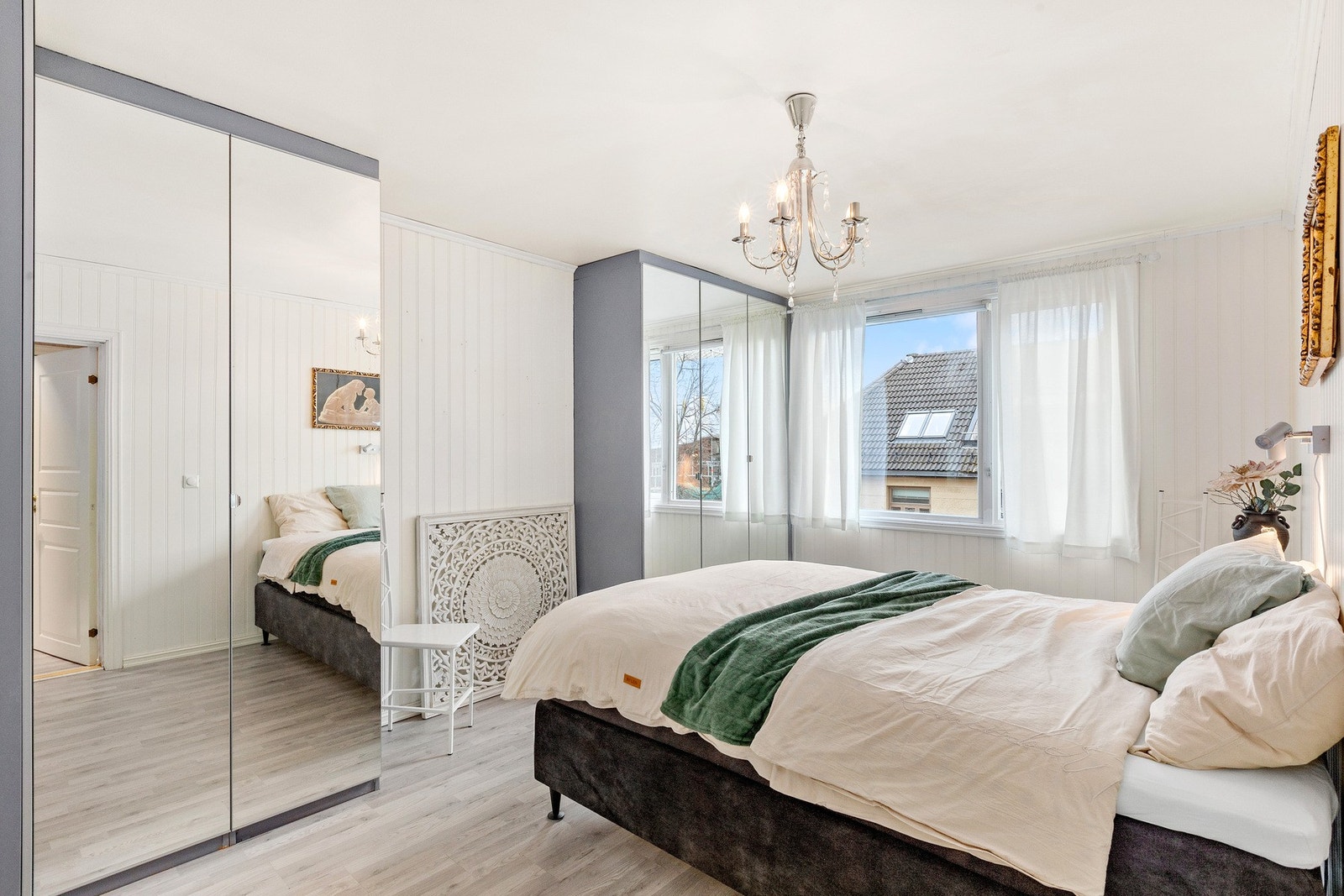 Hovedsoverommet måler hele 14,5 kvm. Rikelig med plass til garderobe og stor dobbeltseng. Galleribilde
