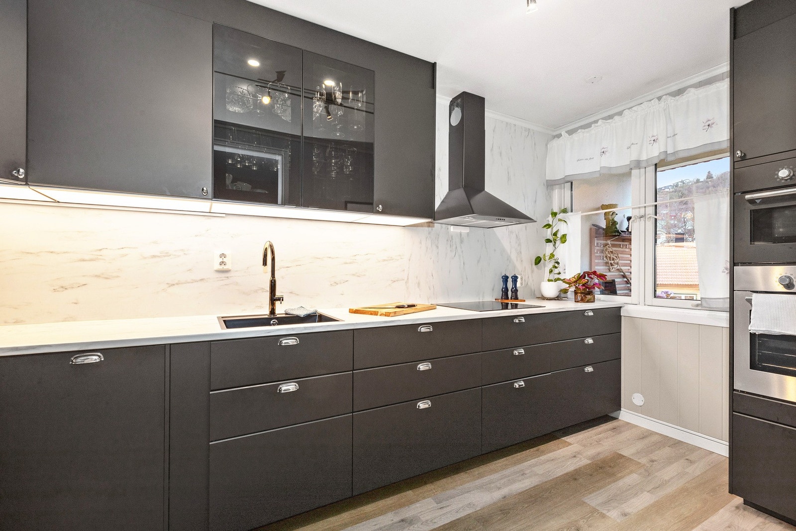 Nydelig kjøkken fra 2020 med integrerte hvitevarer. Galleribilde