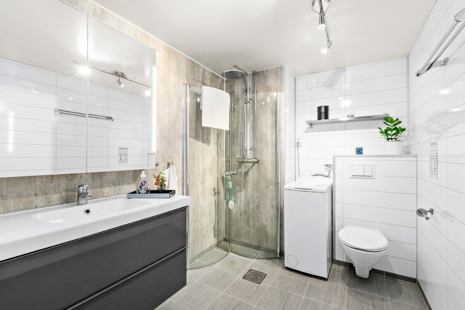 Lyst og trivelig bad fra 2014. Behagelig varme i gulv. Galleribilde