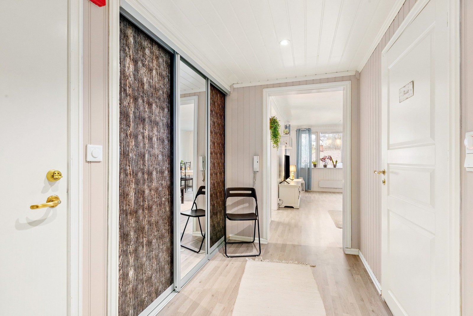 Velkommen inn! Praktisk skyvedørsgarderobe til venstre gir gode oppbevaringsmuligheter. Galleribilde