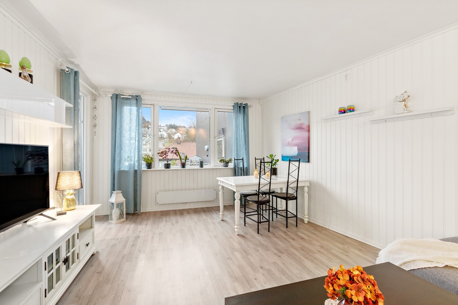 Stuens størrelse og utforming gir flere møbleringsmuligheter. Galleribilde