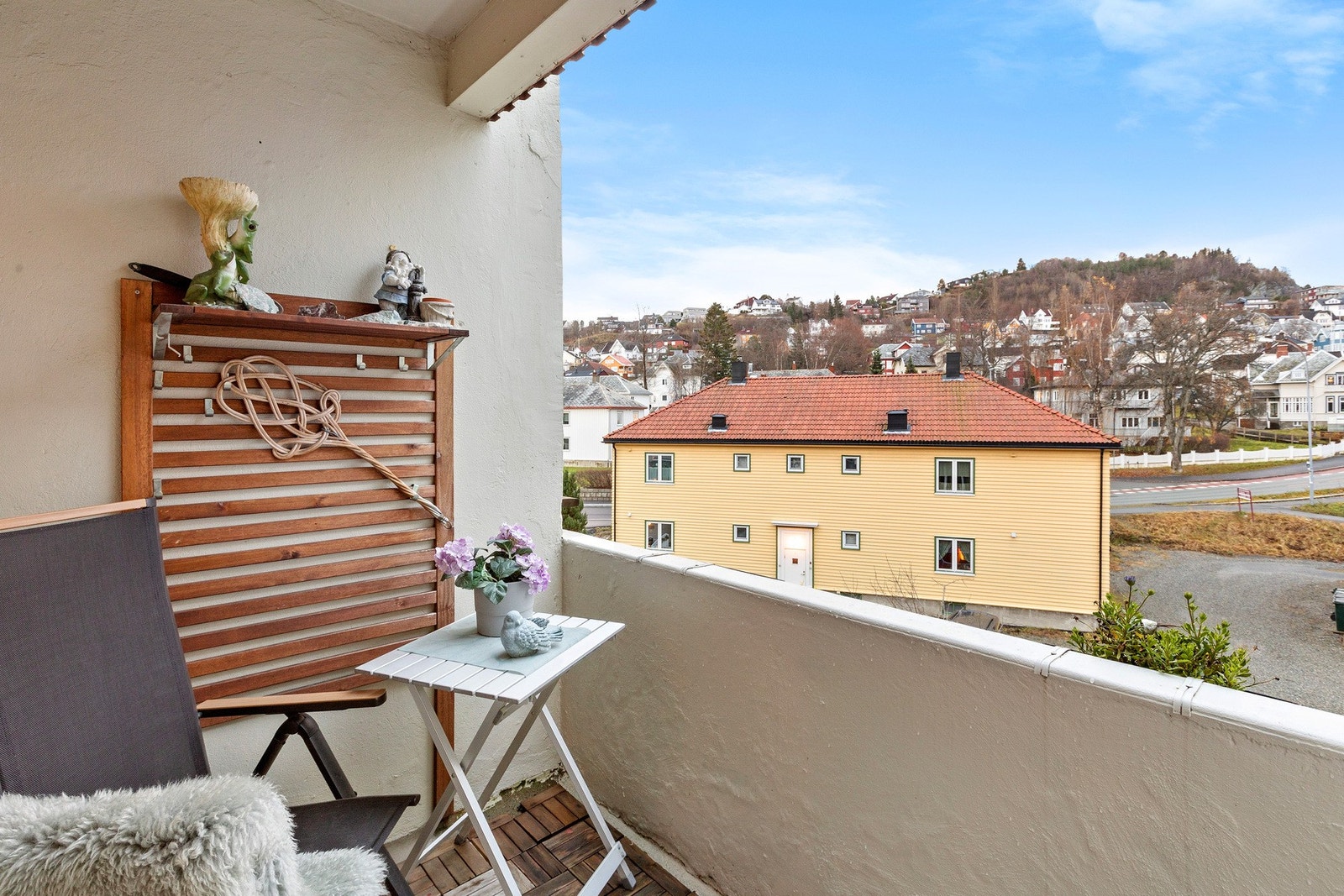 Herlig, overbygd balkong med fin utsikt over nærområdet. Galleribilde