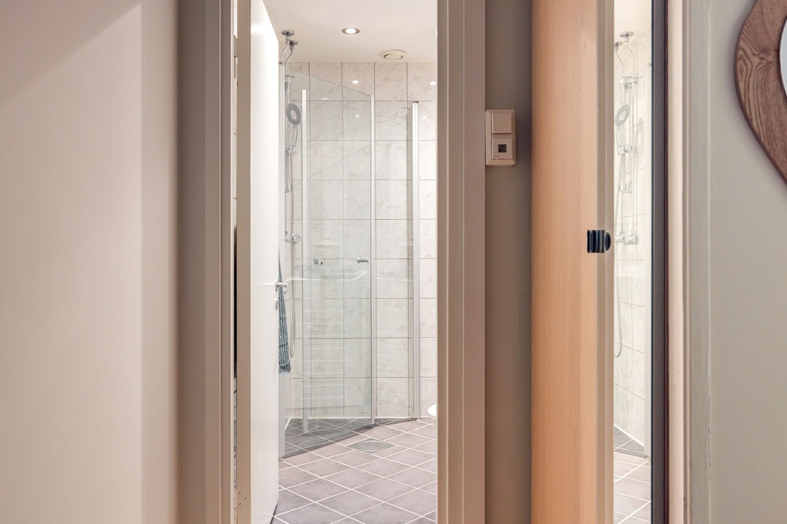 Gangen har god plass for garderobeinnredning for å henge bort yttertøyet. Galleribilde