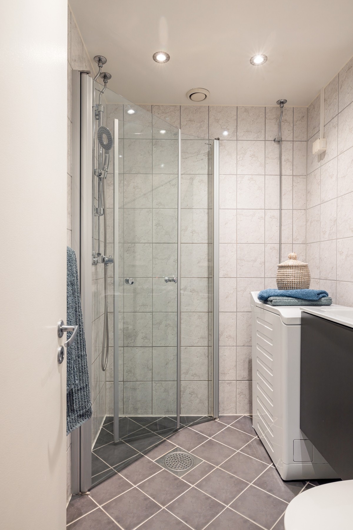 Badet er utstyrt med dusjnisje, toalett, servantinnredning og opplegg for vaskemaskin. Galleribilde