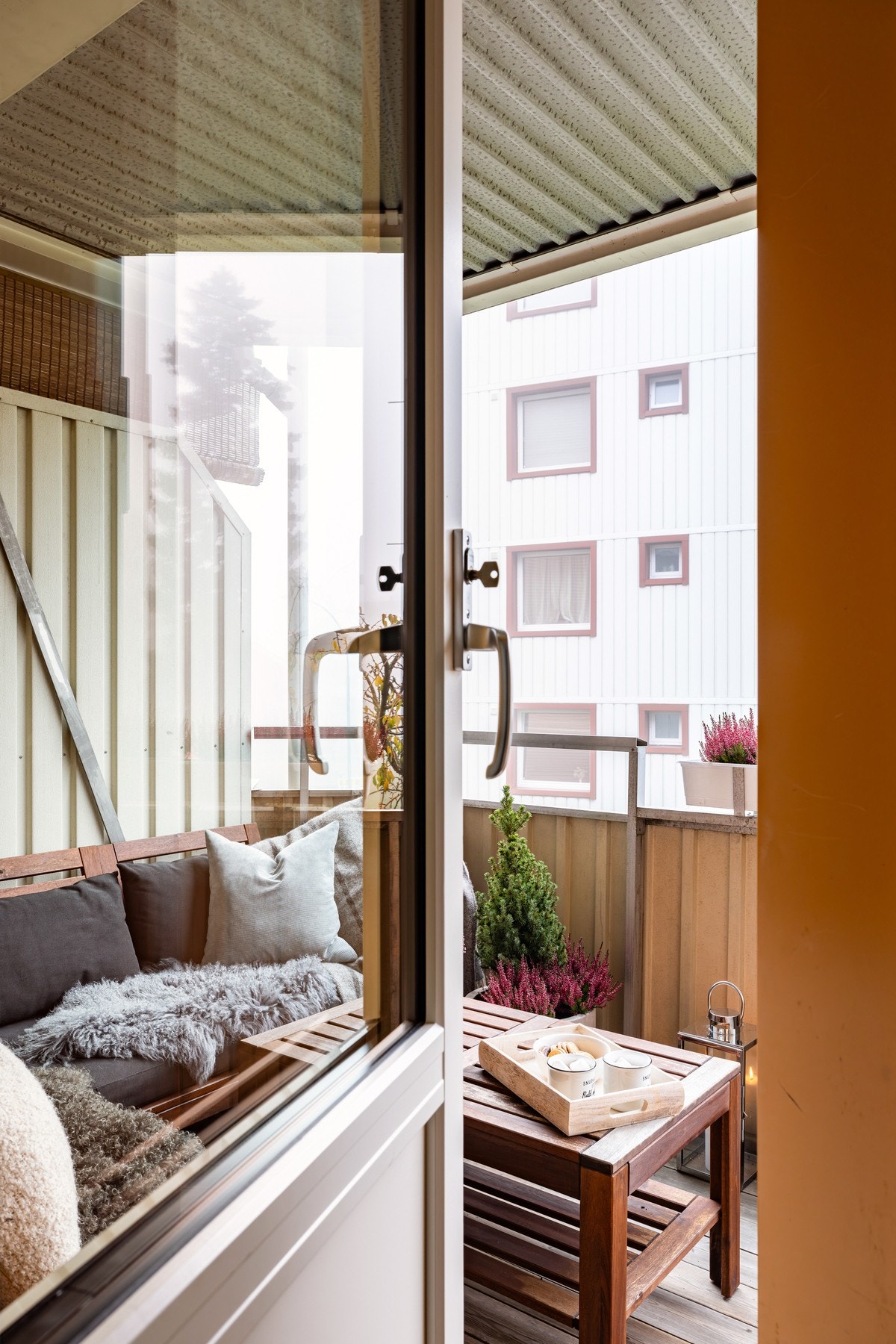 Fra stuen er det utgang til boligens solrike balkong - et perfekt sted for å trekke ut og nyte både sol og utsikt. Galleribilde