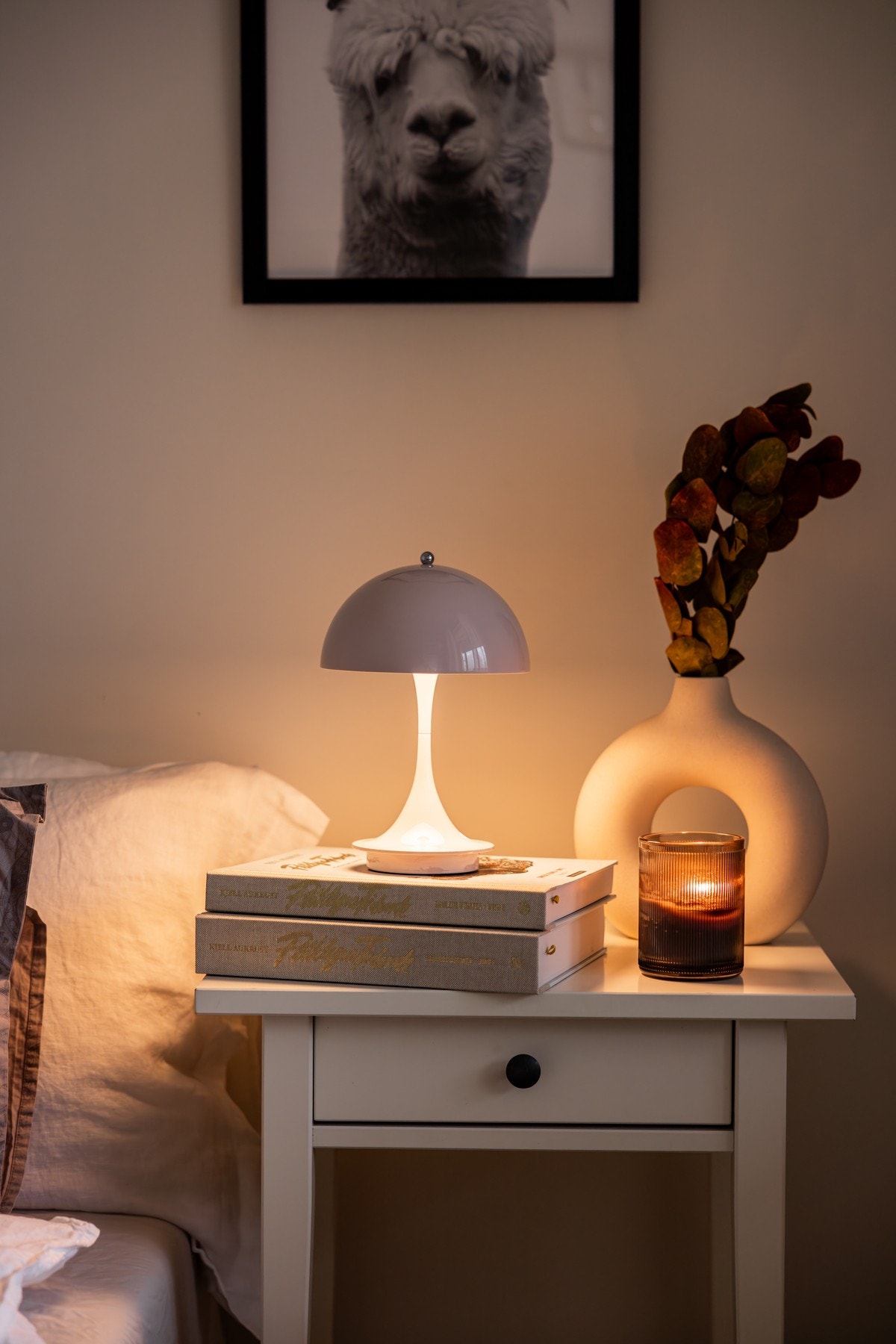 I dag er rommet innredet med en 120x200 cm seng, men det er god plass til en fullverdig dobbeltseng om ønskelig. Galleribilde