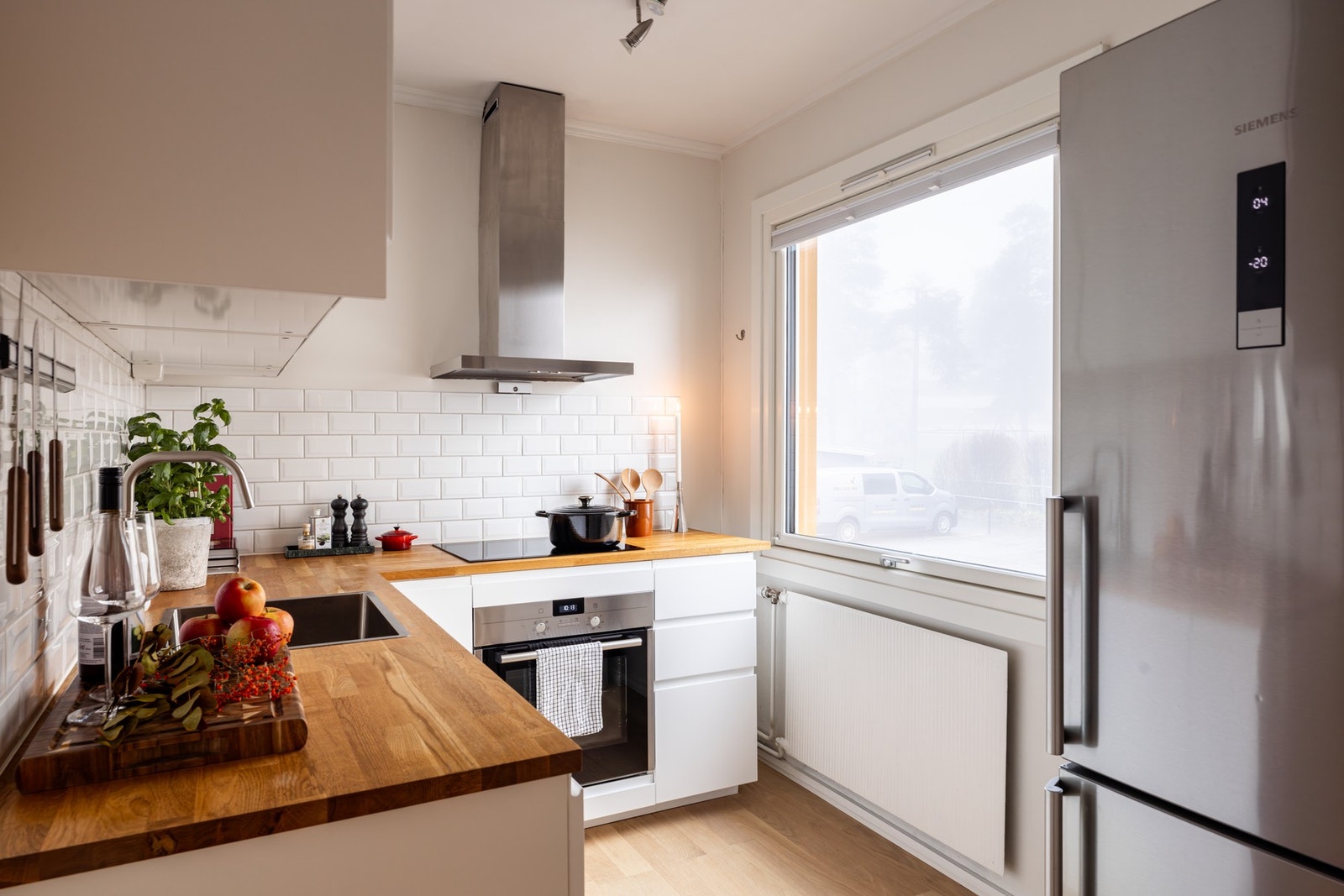 Kjøkkenet er plassert i eget rom og byr på gode arbeidsforhold. Galleribilde