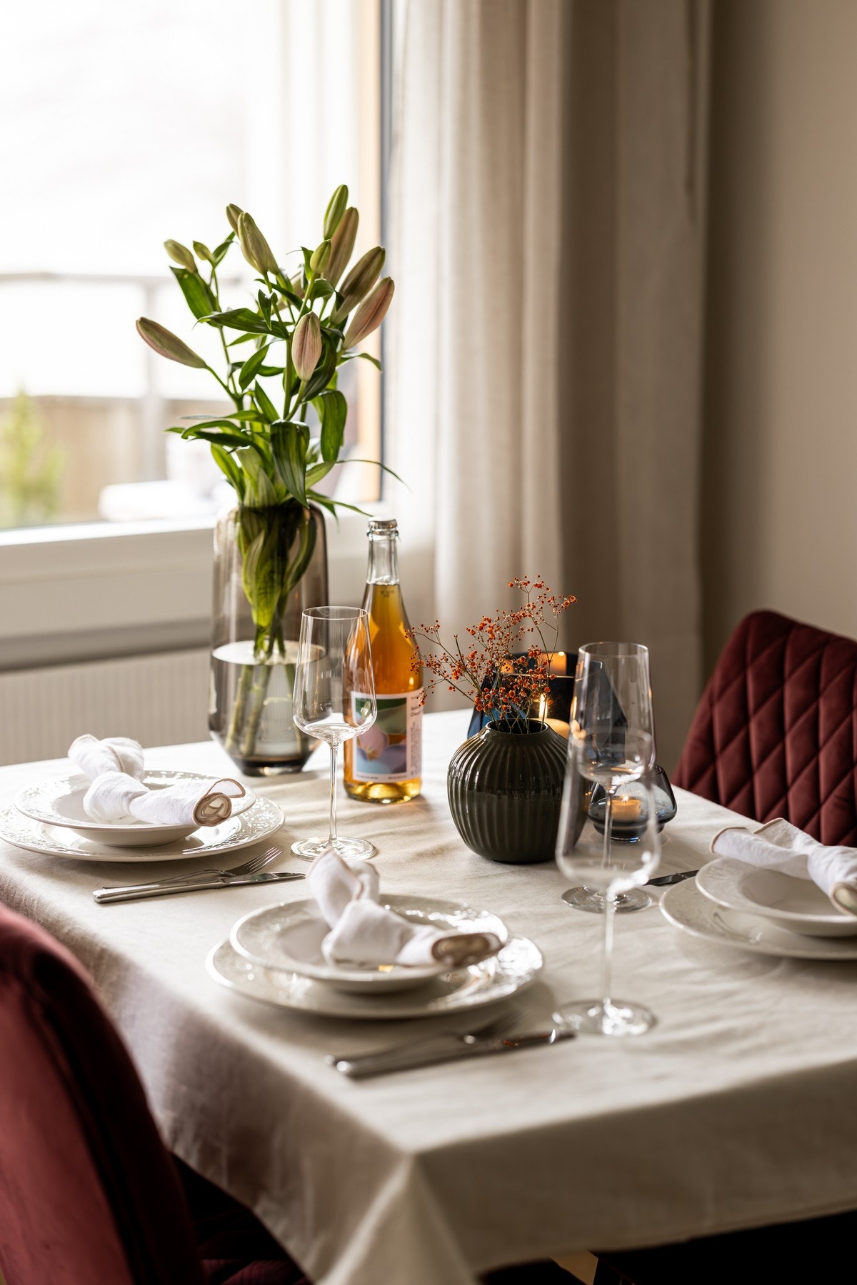 Spisebordet får sin naturlige plass ved det store vinduet, hvor du kan nyte herlig utsyn mot borettslagets grønne lunger. Galleribilde