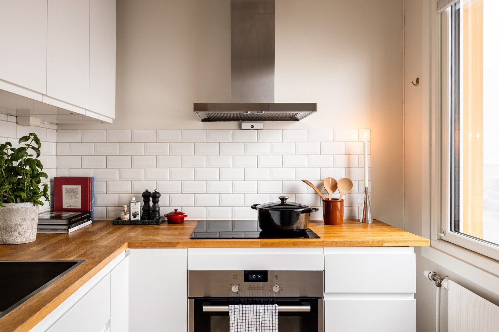 Det store vinduet gir rikelig med dagslys som gjør matlagingen til en ren glede. Galleribilde