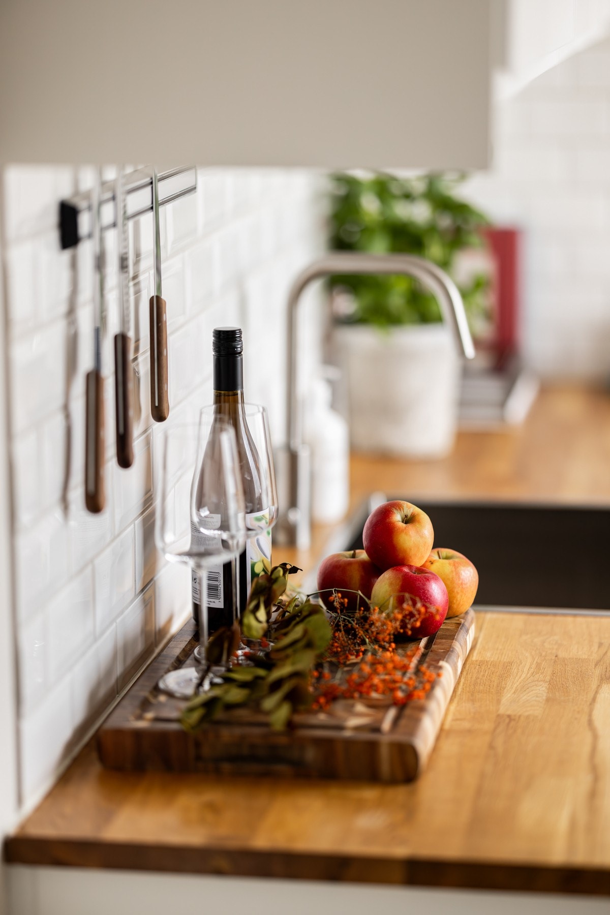 De integrerte hvitevarene består av stekeovn, induksjonstopp og oppvaskmaskin. Kjøleskapet med frysedel er frittstående. Galleribilde