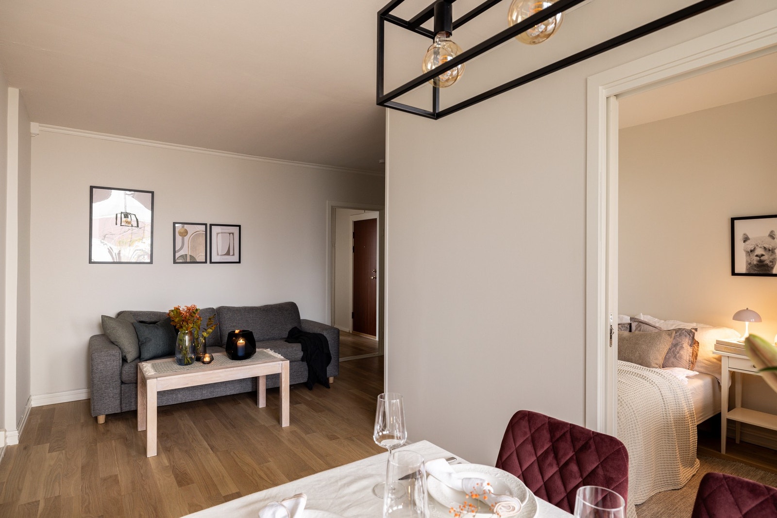 Stuen byr på fleksible innredningsmuligheter, slik at du enkelt kan skape flere soner tilpasset dine behov. Galleribilde