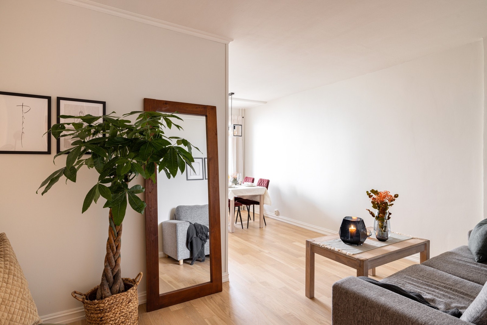 Stuen er lys og luftig, med flott parkett på gulvet og nymalte vegger i den behagelige fargen Sommersne (2024). Galleribilde