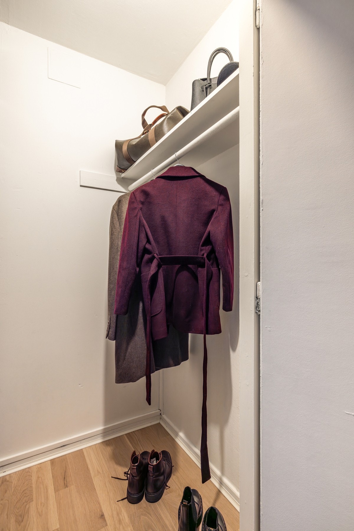 I tilknytning til entréen er det et kott rett i underkant av 2m² som gir ekstra oppbevaringsmuligheter for din garderobe. Galleribilde