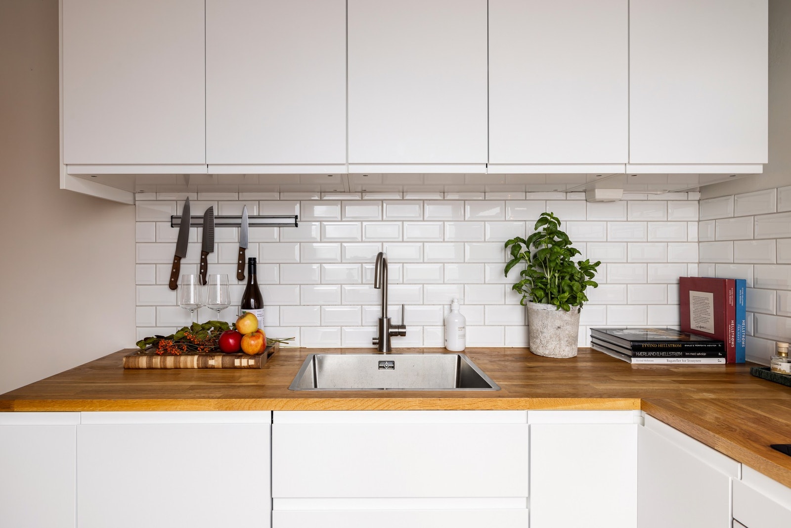 Stilren innredning med slitesterk, heltre benkeplate. Galleribilde