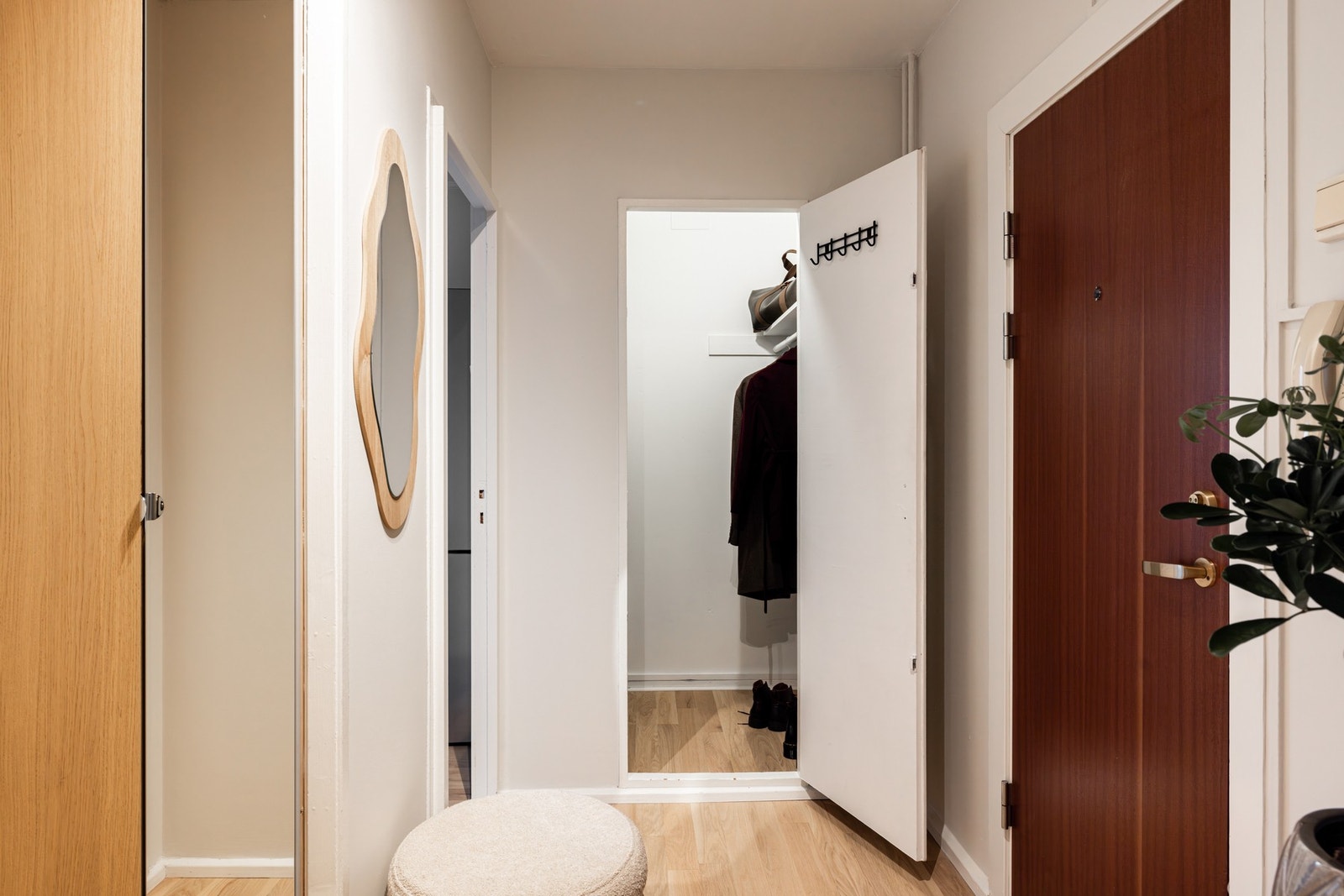 Vel innenfor inngangsdøren får du et hyggelig førsteinntrykk av boligen. Galleribilde