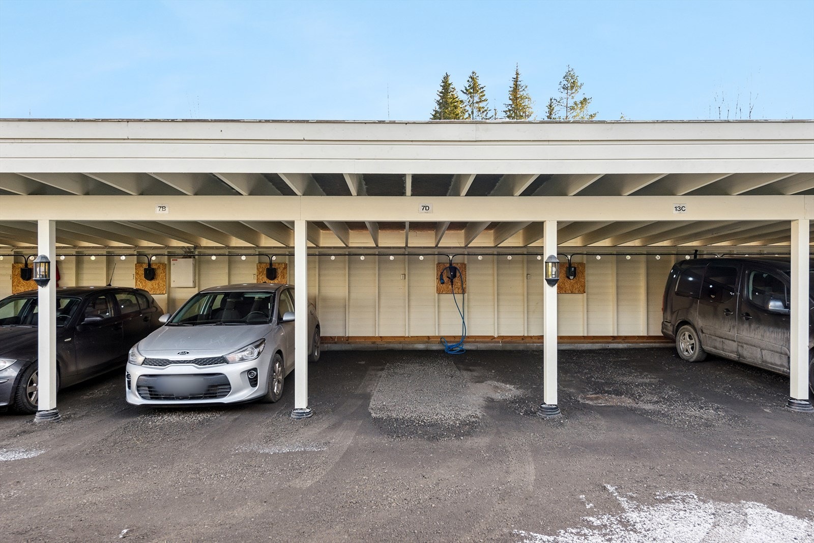 En biloppstillingsplass i felles carportanlegg med elbillader. Galleribilde
